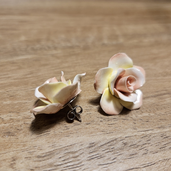 Vintage Flower Ceramic Earrings - Picture 2 of 2